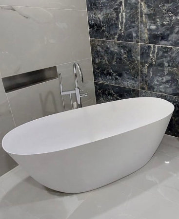 Freistehende Moderne Badewanne in Badezimmer mit passenden Fliesen von KL Installationen, Installateur Wien, Thermenwartung