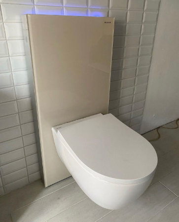 Geberit Monolith Plus in Glas Sand - die innovative Hänge WC-Anlage mit integrierter Geruchsabsaugung und sensorgesteuerter Bedienung von KL Installationen, Installateur Wien 1120, Thermenwartung Wien 1120