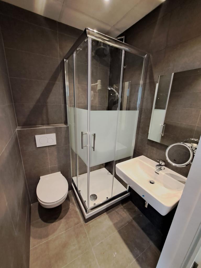 Modernes Badezimmer mit Dusche und Toilette von KL Installationen, Installateur Wien, Thermenwartung